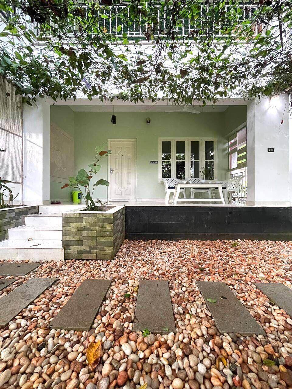 Porch and pebble courtyard
